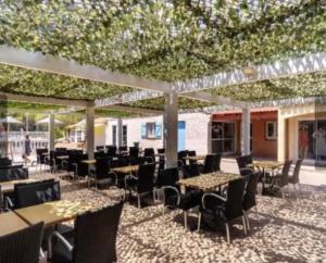 Restaurace v ubytování Bungalow de luxe de 60m2 dans camping 5 étoiles