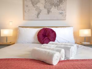 uma cama com toalhas com dois candeeiros em Pass the Keys Stunning 1BR Apt in No 1 Location with Free Parking em Belfast