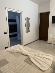 łóżko w pokoju z drzwiami w obiekcie Panoramic 3 w mieście Provatas