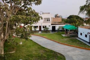 a view of the driveway of a house at Los Naturales in Huaral