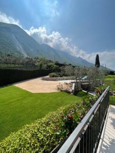 a view of a garden with mountains in the background at Appartamento Campiano B in Malcesine