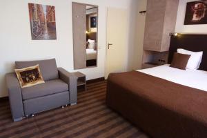 une chambre d'hôtel avec un lit et une chaise dans l'établissement Prinsengracht Hotel, à Amsterdam