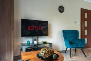 Televízia a/alebo spoločenská miestnosť v ubytovaní SnowApart w Villi Avangarda
