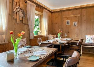 מסעדה או מקום אחר לאכול בו ב-Der Ortnerhof - Hotel & Reiterhof