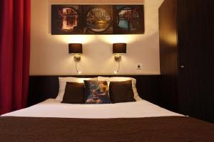 1 dormitorio con 1 cama con 2 lámparas y vidrieras en Prinsengracht Hotel en Ámsterdam