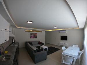 TV a/nebo společenská místnost v ubytování Dalyan Elit Apart Otel