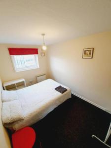 Postel nebo postele na pokoji v ubytování Rayleigh Town Centre 3 Bedroom Apartment