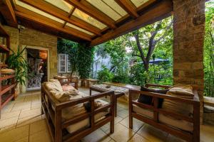 Taman di luar Wine Garden Rooms