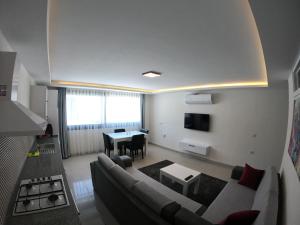 TV a/nebo společenská místnost v ubytování Dalyan Elit Apart Otel