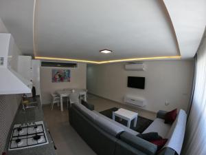 TV a/nebo společenská místnost v ubytování Dalyan Elit Apart Otel