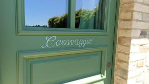 una puerta verde con un cartel que lee vacaciones en Villa il Castagno Wine & Resort en Siena