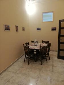 Un comedor con mesa y sillas en Inna's rooms in the History center, en Catania