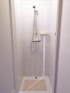 La salle de bains est pourvue d'une douche avec rideau de douche. dans l'établissement WME46 Studio 't Krekeltje aan de dijk, à Westkapelle