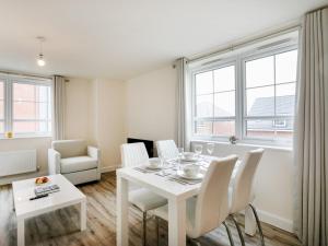 諾丁漢的住宿－Pass the Keys Stunning 2 bed Apartment with free onsite parking，白色的用餐室配有白色的桌椅