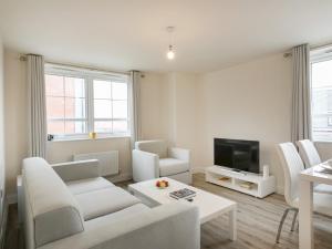 ノッティンガムにあるPass the Keys Stunning 2 bed Apartment with free onsite parkingのリビングルーム(白いソファ、テレビ付)