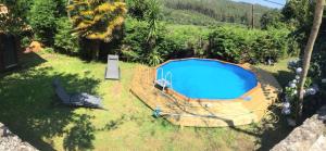 widok na basen w ogrodzie w obiekcie Os Carrís w mieście Vimianzo