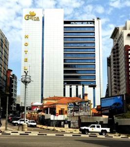 un gran edificio con un cartel de ARyseyes en una ciudad en Skyna Hotel Luanda, en Luanda