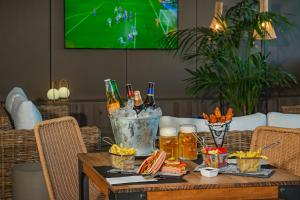 a table with bottles of beer and drinks on it at Hotel Cabogata Jardín in Retamar