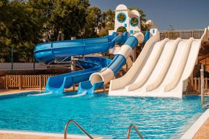 a blue and white water slide in a pool at Hotel Cabogata Jardín in Retamar