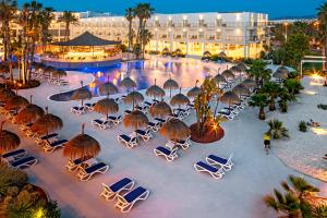Bazén v ubytování Hotel Cabogata Jardín nebo v jeho okolí