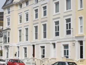 Gallery image of Pass the Keys Modern Seafront Apartment With Great Views Sleeps 4 in Portsmouth