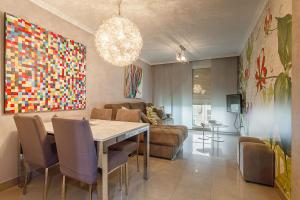 sala de estar con mesa y sofá en Palmeira, 4 pers. playa, piscina y garaje, en Ribeira