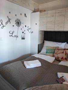 En eller flere senge i et værelse på Hollers Holiday Homes Haus Mary + 48 billeder