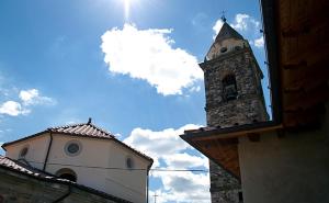 una torre dell'orologio in cima a un edificio di Cà Fedora a Bagnone