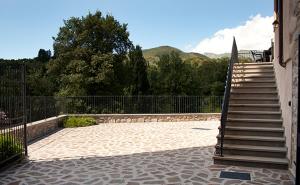 a stairway leading to a building with a set of stairs at Cà Fedora in Bagnone