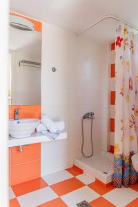 Koupelna v ubytování Almyra Apartments & Suites + 37 fotografií