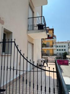 Balkon eines Gebäudes mit Geländer und Balkon in der Unterkunft Hotel San Marco in Lido di Jesolo