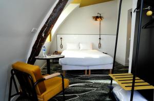 a bedroom with a bed and a chair and a table at ibis Styles Paris Gare De Lyon TGV in Paris