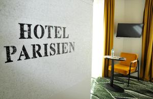 une chambre avec un panneau indiquant le parking de l'hôtel dans l'établissement ibis Styles Paris Gare De Lyon TGV, à Paris