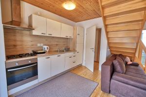 Kuchyň nebo kuchyňský kout v ubytování Jacobs Resort House Kranjska Gora + 27 fotografií