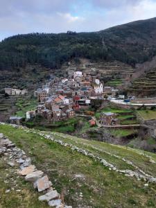 uma pequena cidade numa colina com uma cidade em Casa da Eira de Cima em Chão Sobral