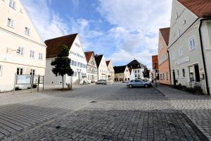 una calle adoquinada en una ciudad con edificios en Das Hotel by Ferber, en Monheim 6 fotos más