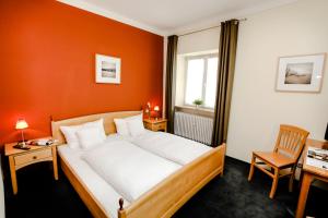 Un dormitorio con una cama, un escritorio y una silla. en Das Hotel by Ferber, en Monheim