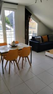 A seating area at Oriñon Beach Apartment