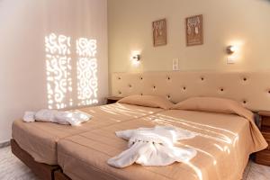 ein Schlafzimmer mit einem Bett mit Handtüchern darauf in der Unterkunft George Apartments in Arillas