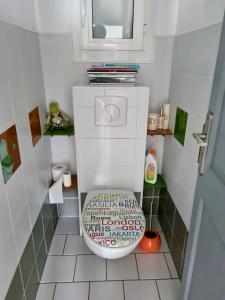łazienka z toaletą z napisem w obiekcie Villa élégante à Ollioules + Piscine w mieście Ollioules +26 zdjęć