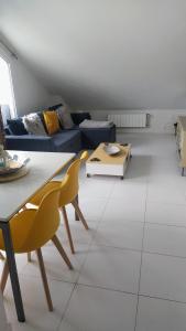 A seating area at Oriñon Beach Apartment
