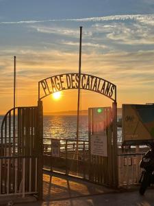 een zonsondergang over de oceaan vanaf een pier bij Magnifique appartement proche plage Marseille 7 in Marseille