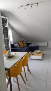 A seating area at Oriñon Beach Apartment