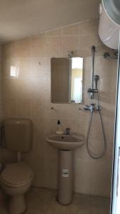 uma casa de banho com um WC, um lavatório e um chuveiro em Maria Luiza Apartments em Varna City
