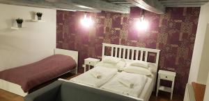 ティハニにあるCentrum Vendégházの赤い壁のベッドルーム1室(ベッド1台付)
