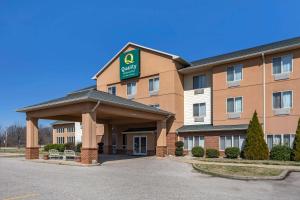 un hotel con un cartel en la parte delantera en Quality Inn & Suites Rockport - Owensboro North, en Rockport