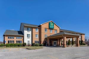 un hotel con un estacionamiento delante de él en Quality Inn & Suites Rockport - Owensboro North en Rockport