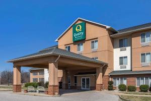 a building with a sign on top of it at Quality Inn & Suites Rockport - Owensboro North in Rockport