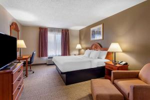 ein Hotelzimmer mit einem Bett und einem TV in der Unterkunft Quality Inn & Suites Rockport - Owensboro North in Rockport