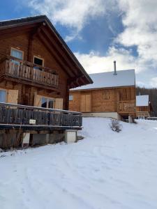 domek z bali z tarasem w śniegu w obiekcie Chalet cosy au cœur du Dévoluy avec vue magnifique w mieście Dévoluy